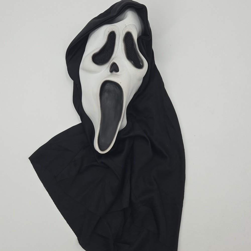 Scream Mask And Robe - Picture 8 of 16